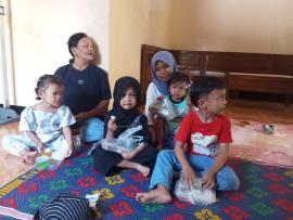PENIMBANGAN DAN PEMBAGIAN PMT BALITA PADUKUHAN KARANGTENGAH