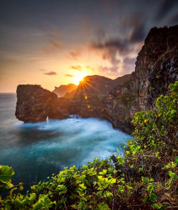 sedang_pantai%20ngunagp.jpg